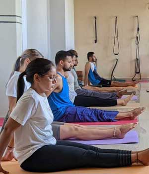 morning yoga class in rishikesh